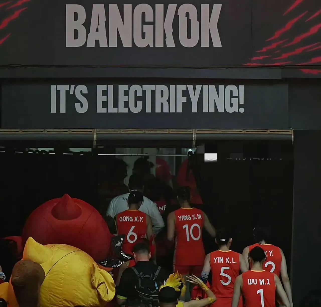 包含里程碑夜！巴塞罗那更衣室发声，葡超赛前刷纪录，球迷炸锅，更衣室氛围转暖的词条